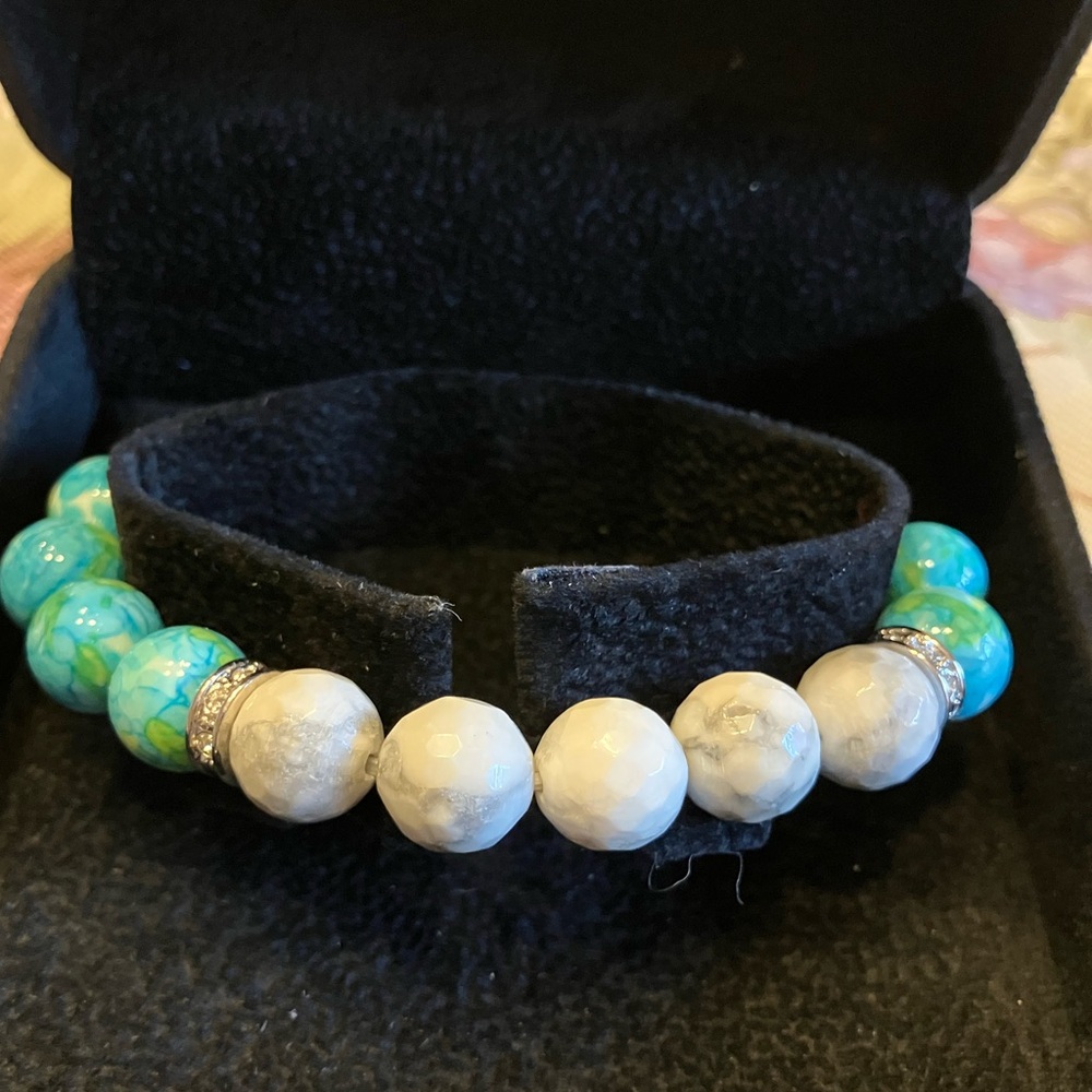 STRETCH BRACELET WITH WHITE HOWLITE AND DYED TURQUOISE HOWLITE